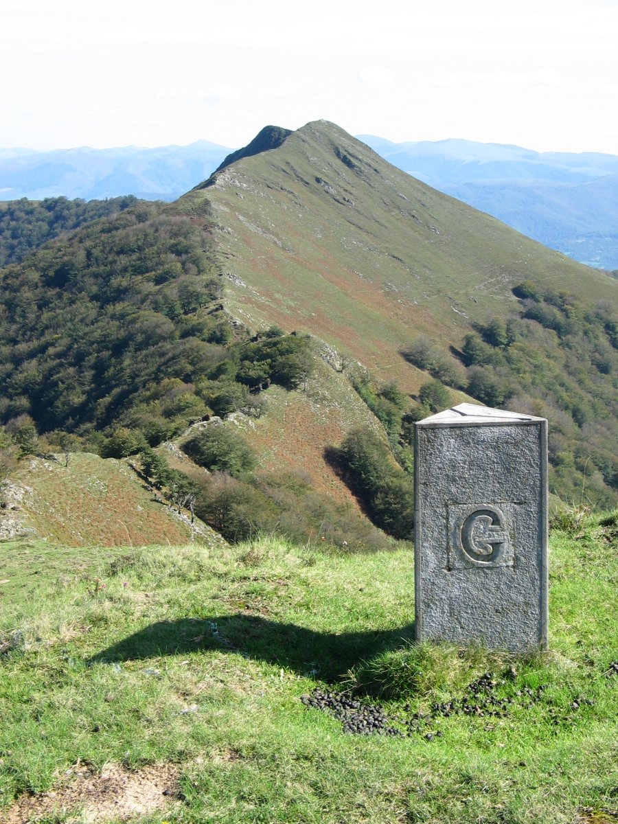 Hiru-mugarria, Zubieta, Arantza eta Goizueta artekoa