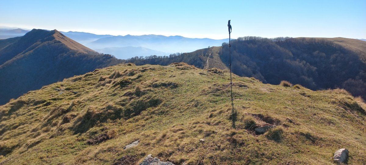 Domizko Gaina (1039m) ezkerrean ekaitza eta atzean Arainburu