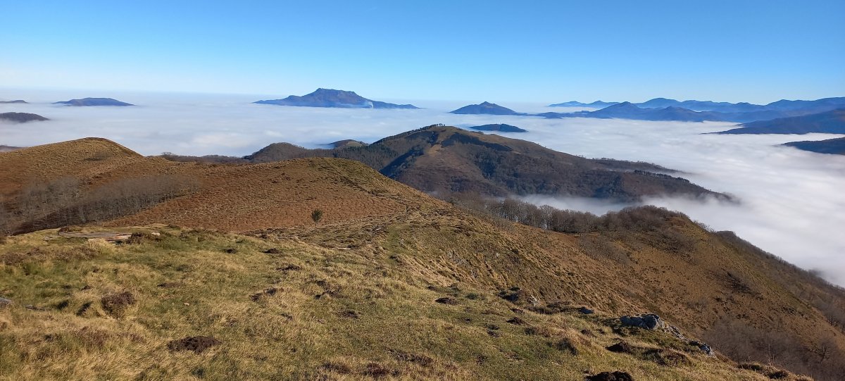 Izu (828m) Larrun alderako ikuspegia