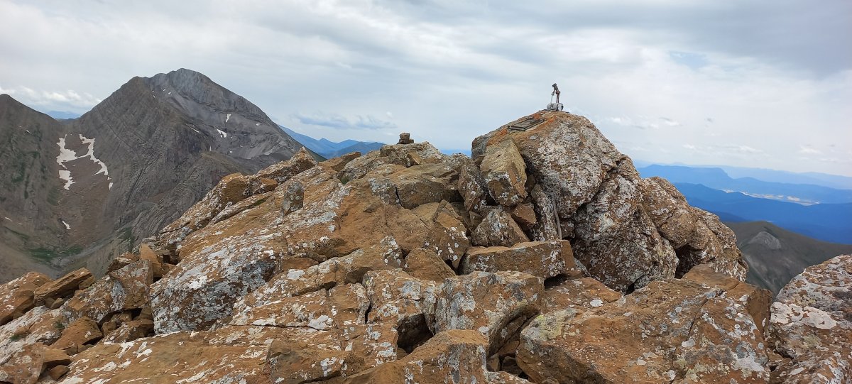 Aguerri (2447m) tontorra eta atzean Bisaurin
