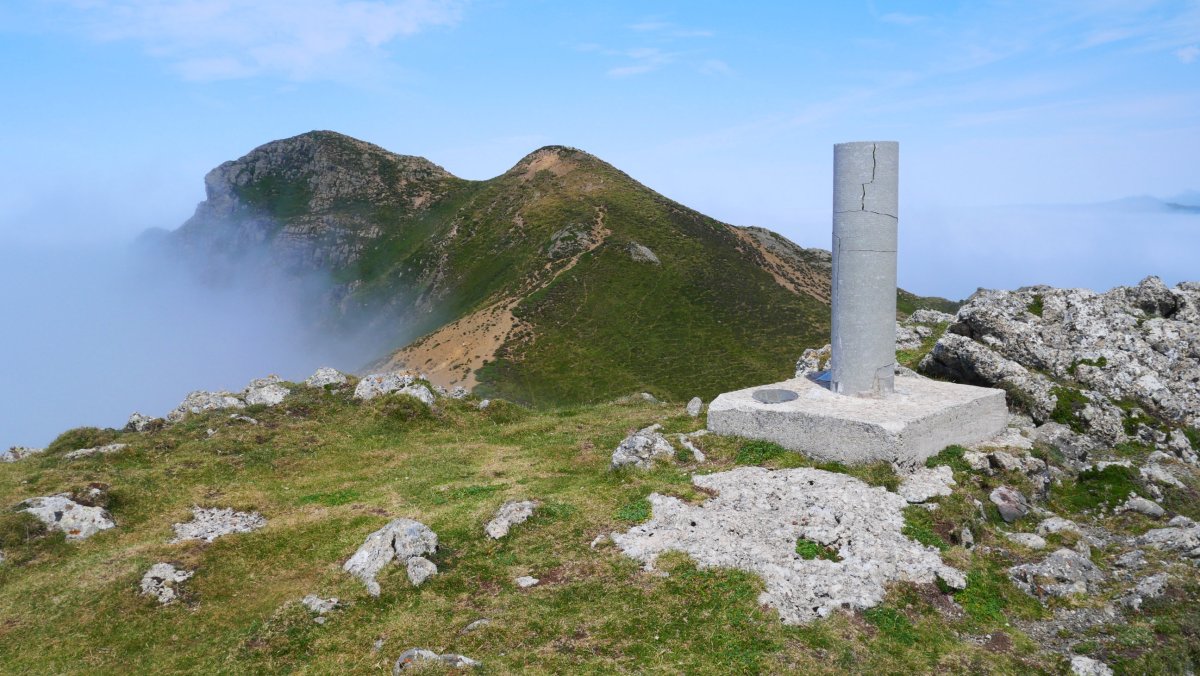 Hegoaldeko tontorretik ikusita, Lakhura