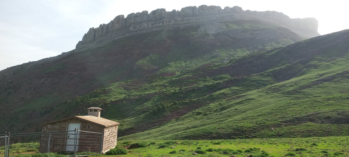 Atxerko Gaztelua (2384m) mendia izen bereko aterpetik