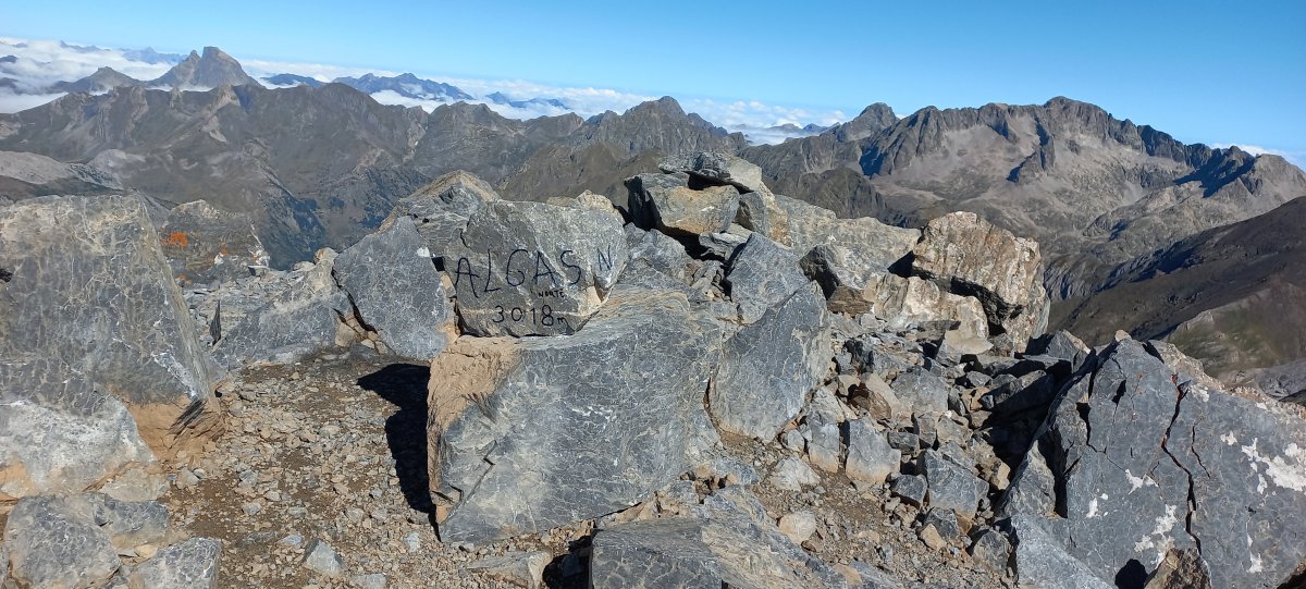 Algas Iparra (3018m) tontorra