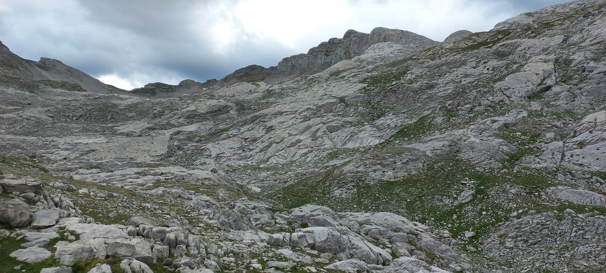 Peñaforca (2390m) Taxeras alderako haranetik