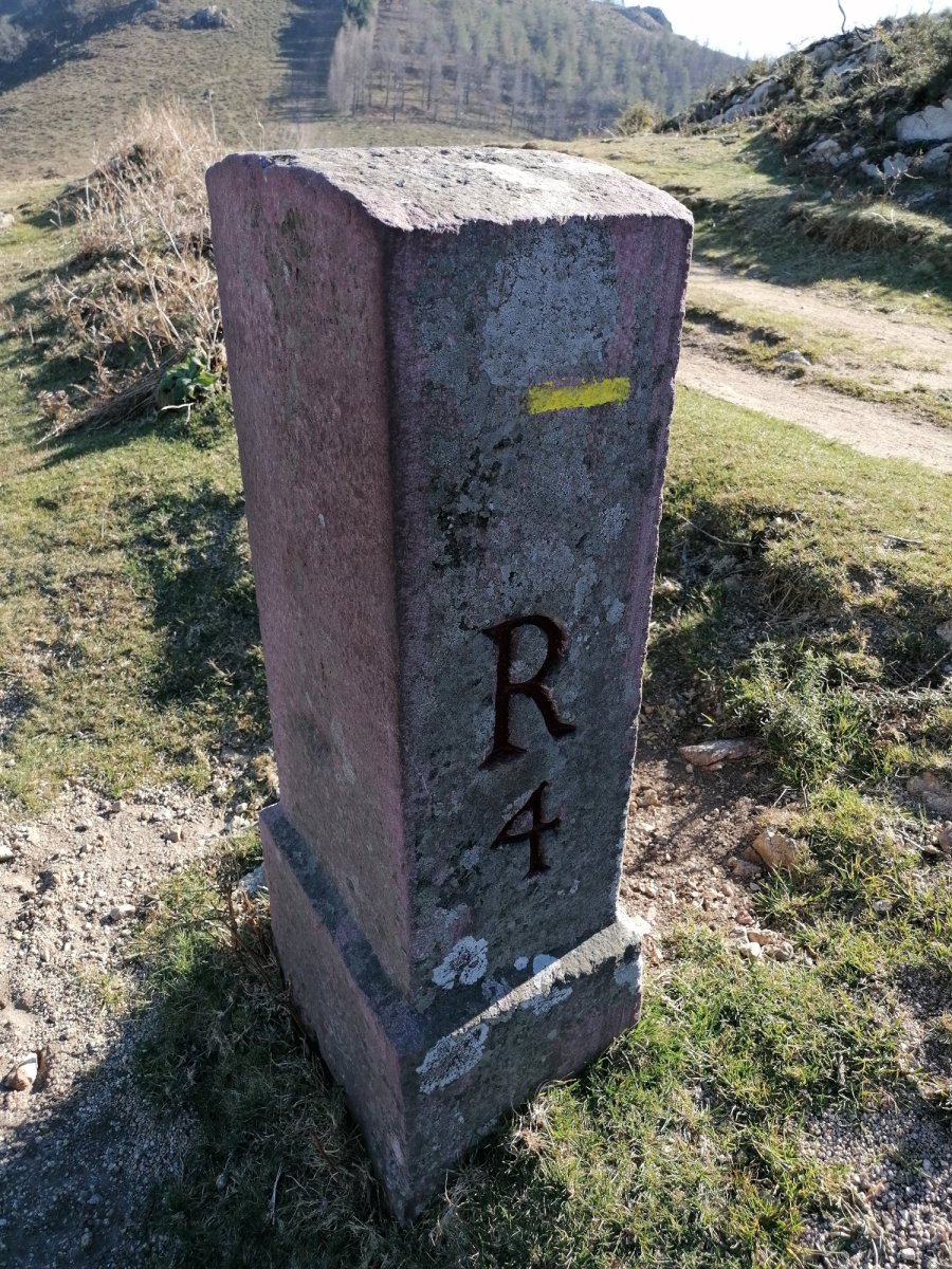 R4 mugarria, Alkozpe