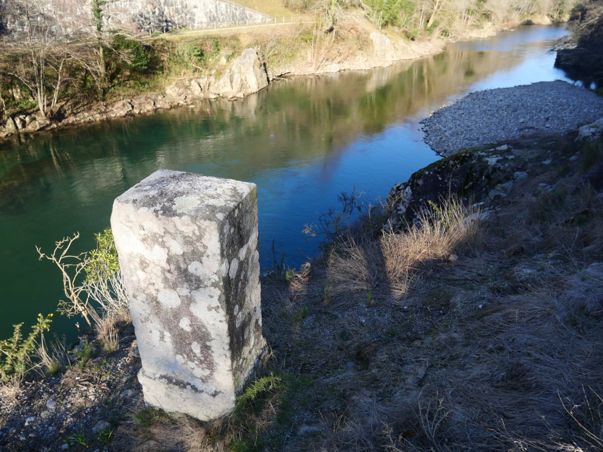 R1 mugarria Bidasoa ibaiaren bazterrean