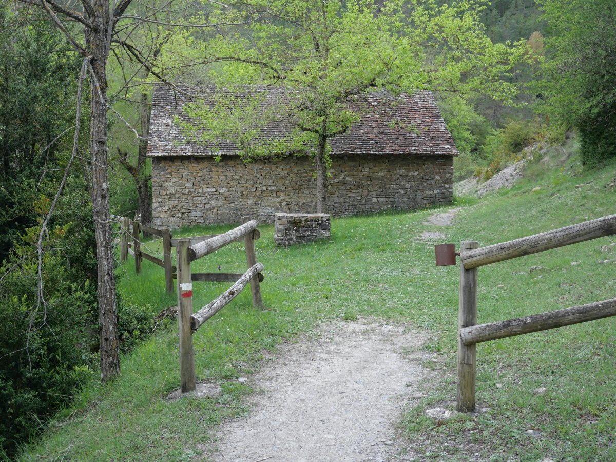 Ansó, ibilbide baten arrastoak herritik gertu