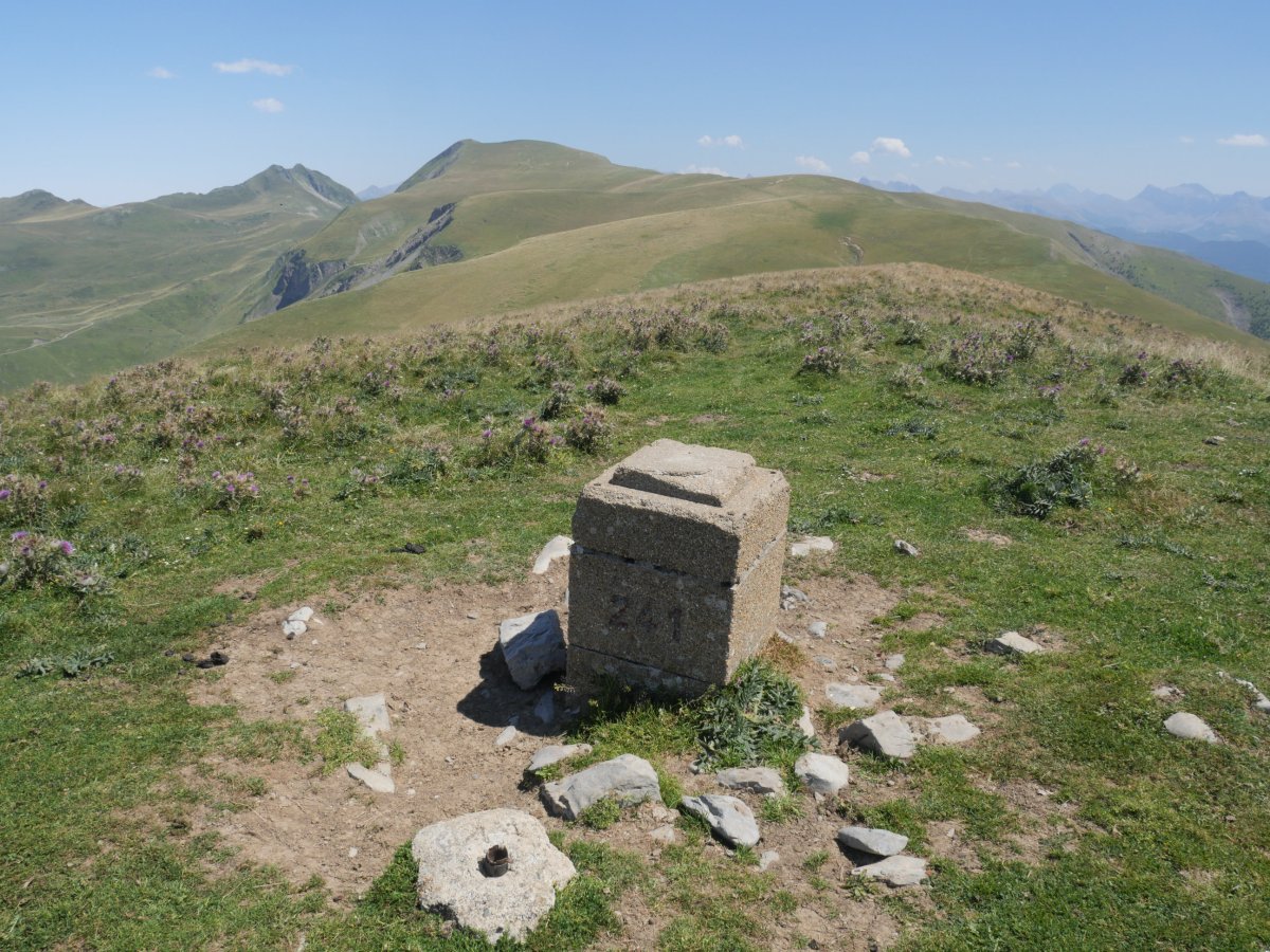 241 mugarria Gaztarrigaña tontorrean