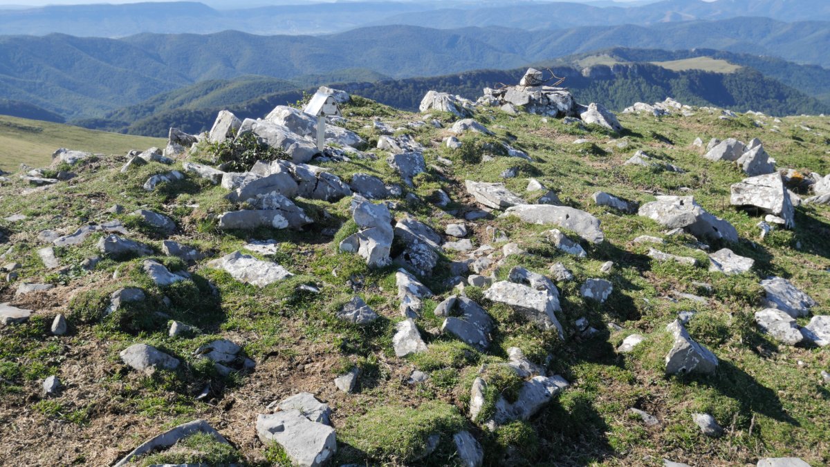Beleku, lehenengo muinoa: txartelontzia eta erpin geodesiko baten hondarrak