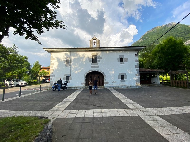 Larraizko Andra Mari Ermita Abalzisketan