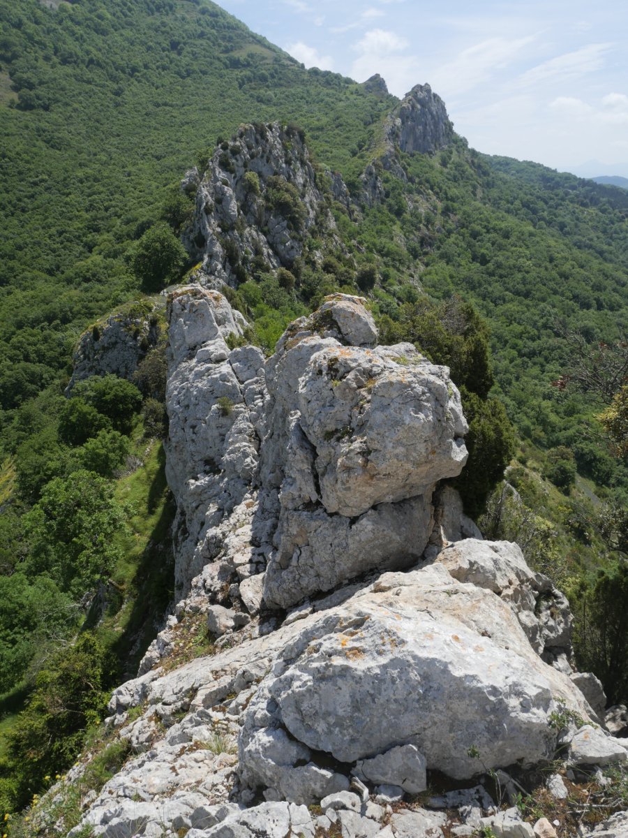 Haitz Txikitik ekialdera begira: aurrean ikusten den gandor horren ezker aldeko oinetik dago bidea erraztuko digun erlaitza eta kablea
