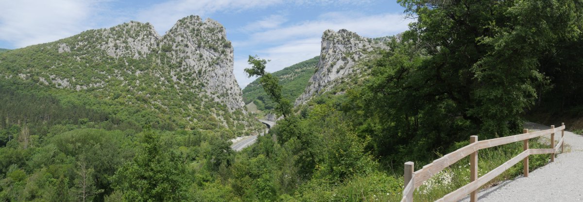 Bi haitzak Plazolako bidetik