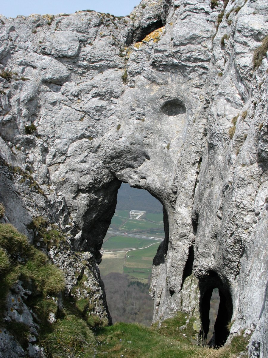 Bi tontorren artean gandorra zeharkatzen duen zuloa, Legunbe