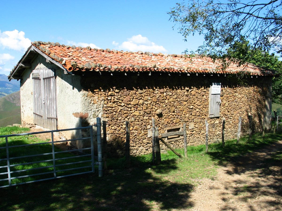 Ernagako borda Esterenzubi aldeko igoeran