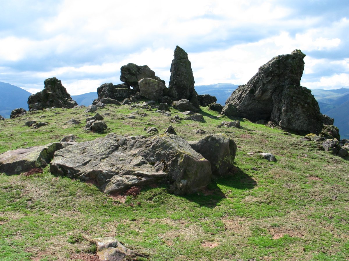 Haitzak Buluntza inguruko muinoaren gainean