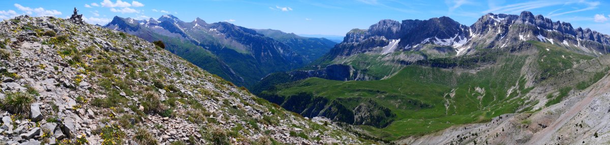 Sayéstico tontorra eta hegoaldeko mendiak