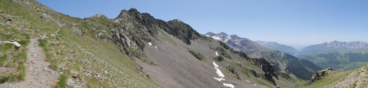 Musales lepora gerturatzen. Sanchacollons mendia da ikusten dena.