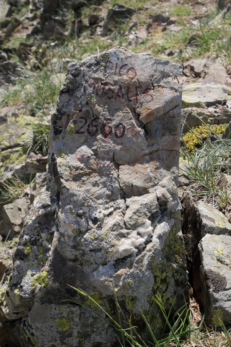 Mendiaren izena gordetzen duen harria tontorrean