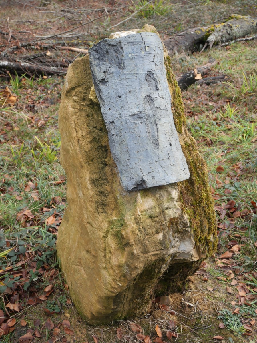 Oroigarri (?) bitxia, metalez egindako zuhaitz azal zati baten kopia; gurutze  baten ikurra erakusten du