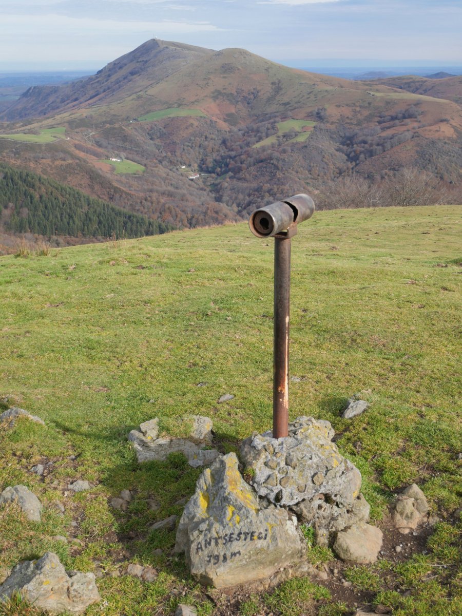 Antsestegiko txartelontzia, atzean Artzamendi duela