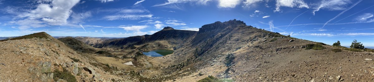 Ezkerraldean Picacho del Camperón,Erdialdean Muela de Urbión eta Eskuinaldean Peñas Claras