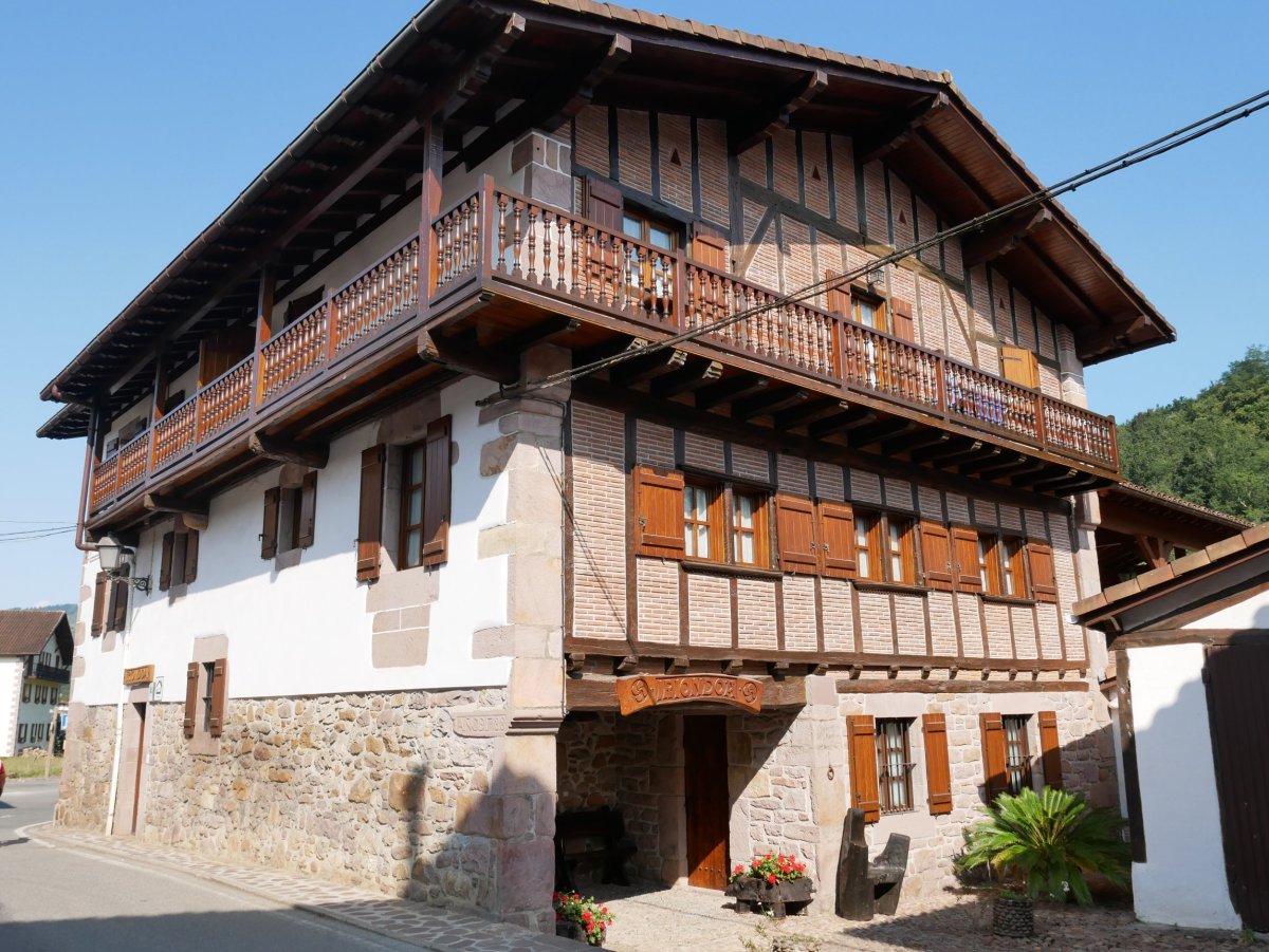 Iriondoa etxea, Etxalar