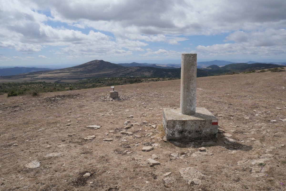 Mortxeko erpin geodesikoa, urrutian Etxauriko Haitza