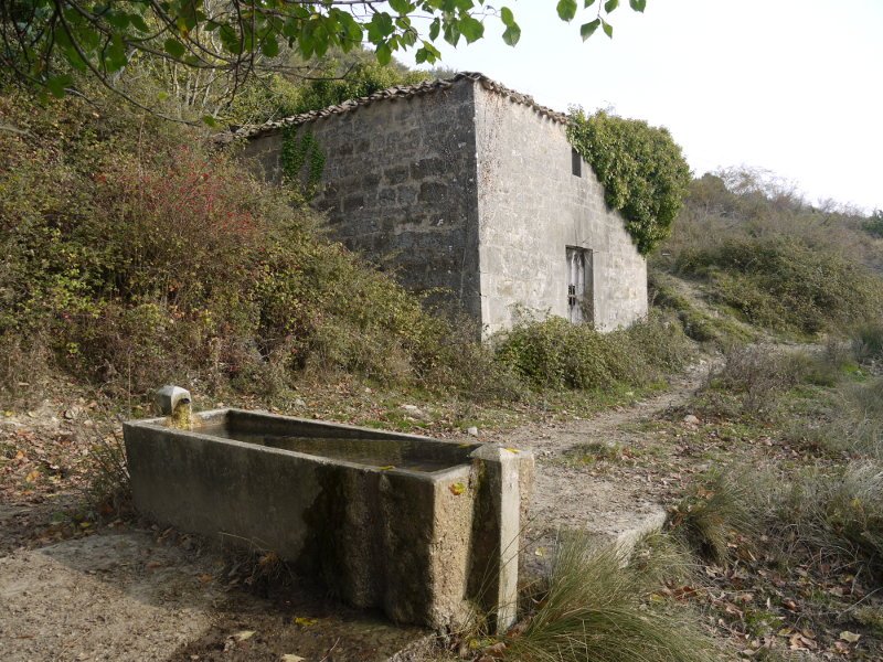 Iturria aurrean duela