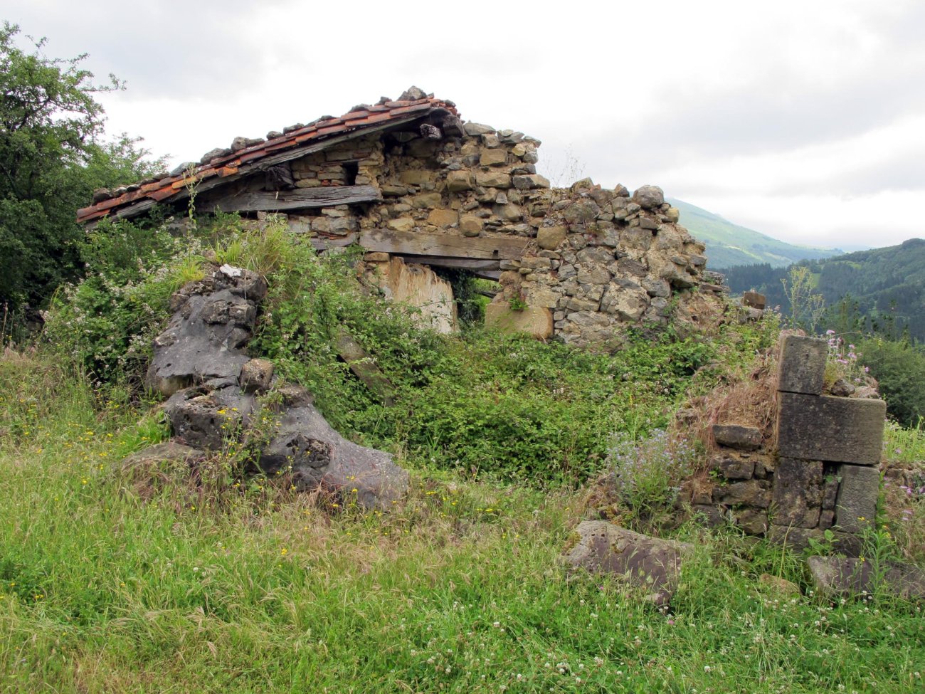 Andra Mari ermitaren aztarnak Araotz auzoan