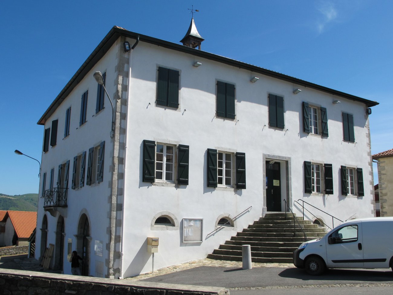 Udaletxearen aurreko aldea