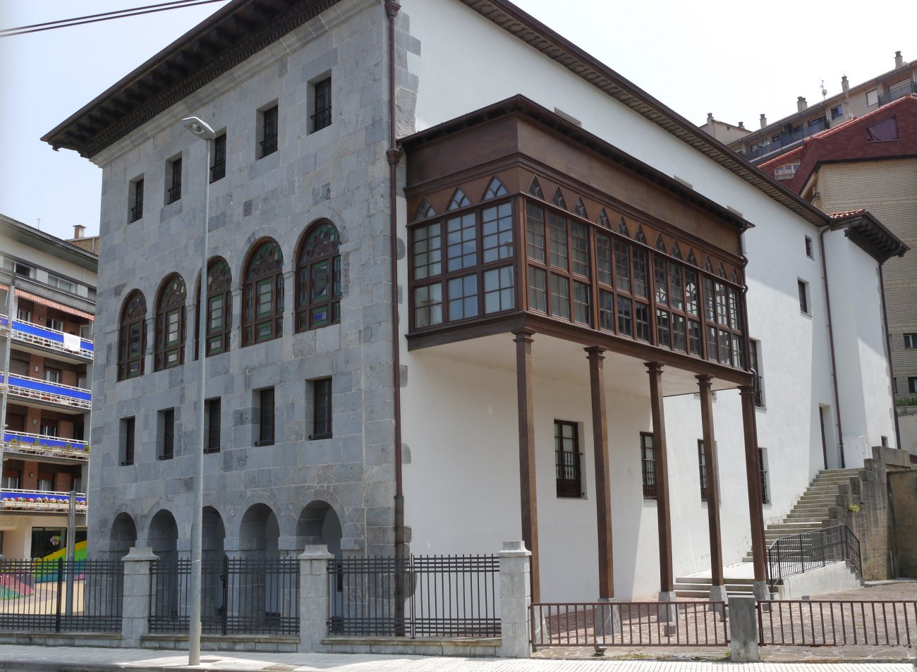 Agirre jauregia, Deba