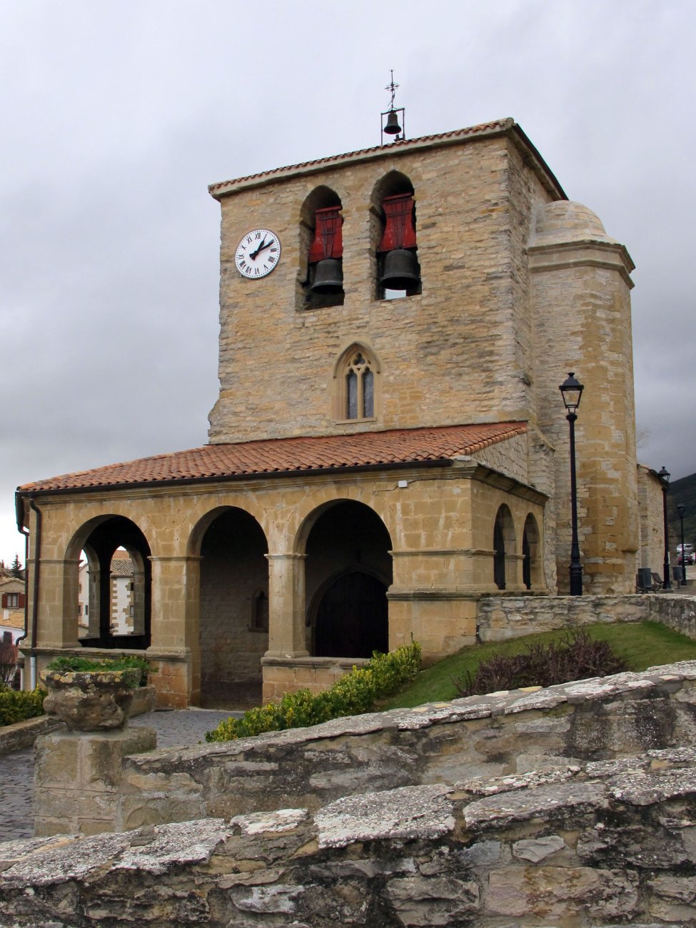 Santa Eufemia eliza, Tiebas