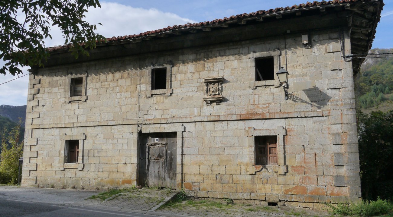 Juanesenea jauregia, Latasa