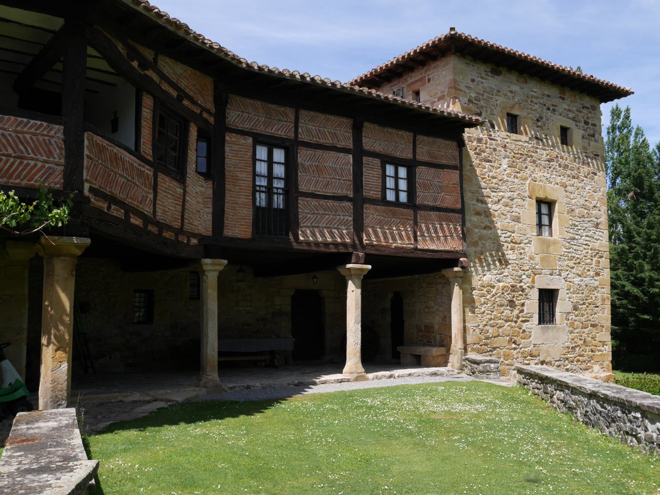 Lazarraga jauregia, Larrea