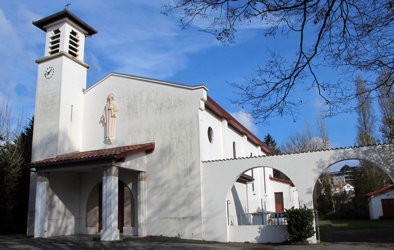 Saint Bernard eliza, Baiona