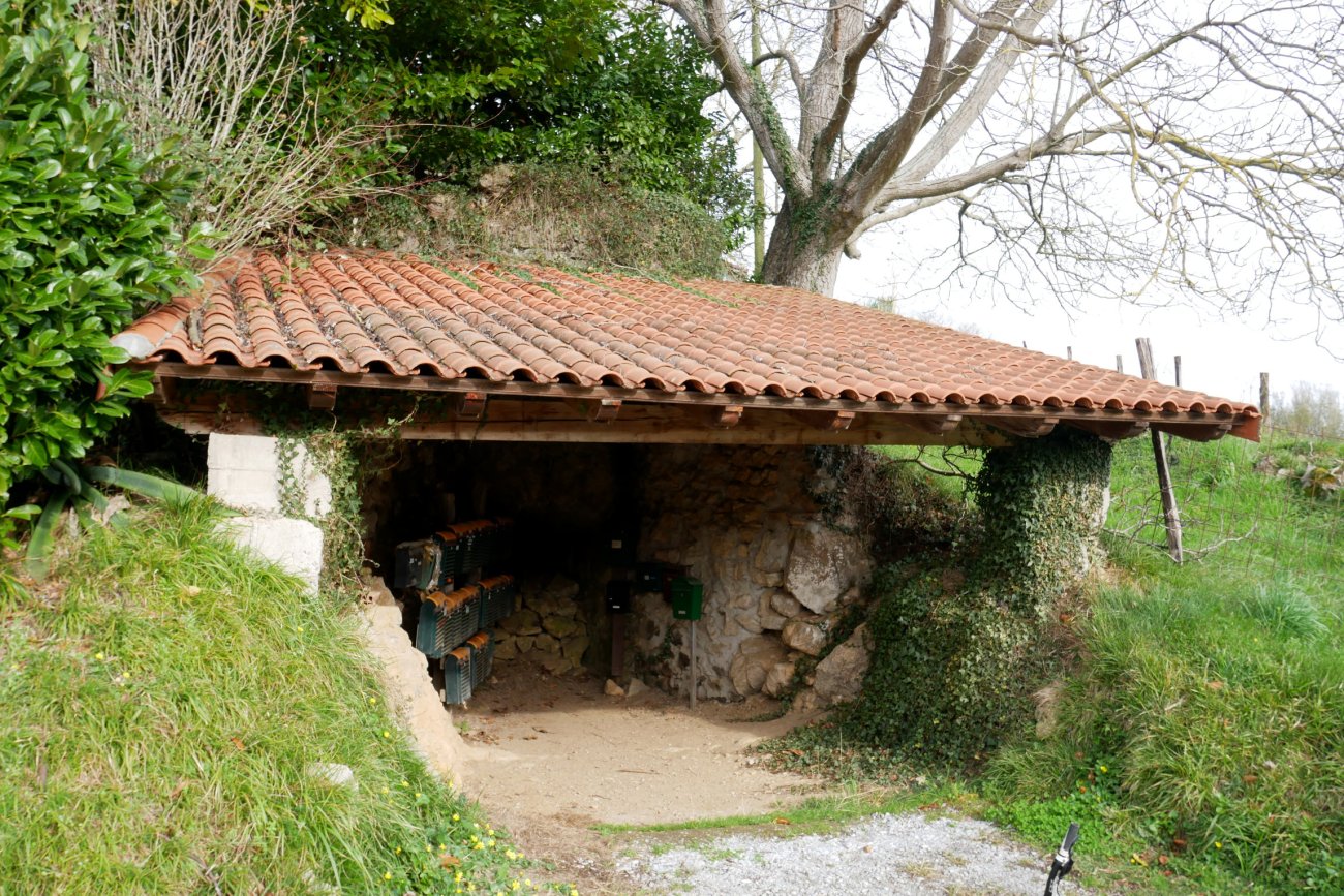 Anbulegiko karobia, Iturriotz