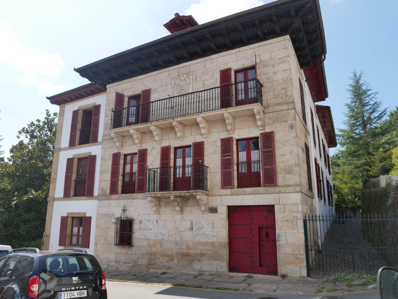 Agirre jauregia, Bera