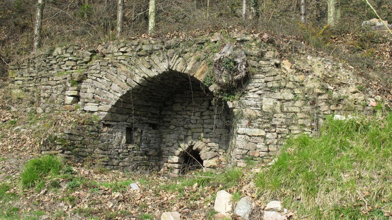 Karobia errepide bazterrean, Zubieta