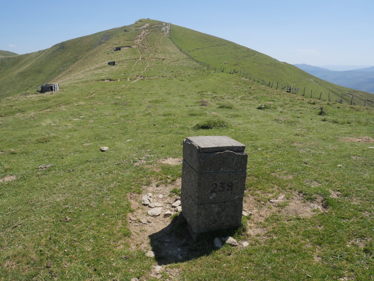 239 mugarria eta Gaztarrigaina mendia
