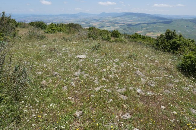 El Rancho tumulua, Etxauriko Haitzaren ekialdeko bizkarrean
